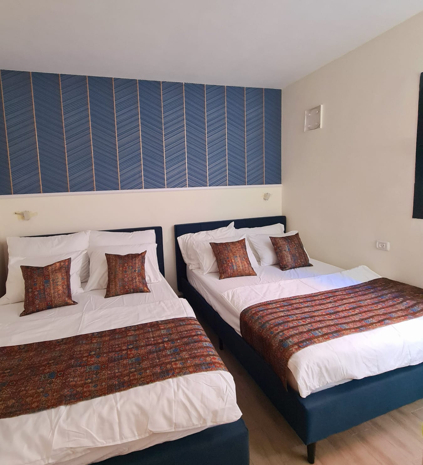 חדר-שינה-2-מיטות-זוגיות-2